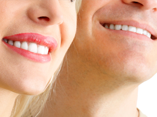 Clínica Dental José J. Pinilla Melguizo dos personas sonriendo